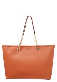 Borsa a tracolla in pelle arancione testurizzata con dettagli in catena dorata, caratterizzata da una forma piatta e doppi manici. Logo del marchio stampato sul davanti.