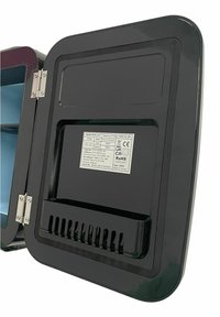 Zwarte koelkast met een strakke uitstraling. Voorzien van een zilveren handgreep, geventileerde onderkant en een label met specificaties en veiligheidscertificeringen.