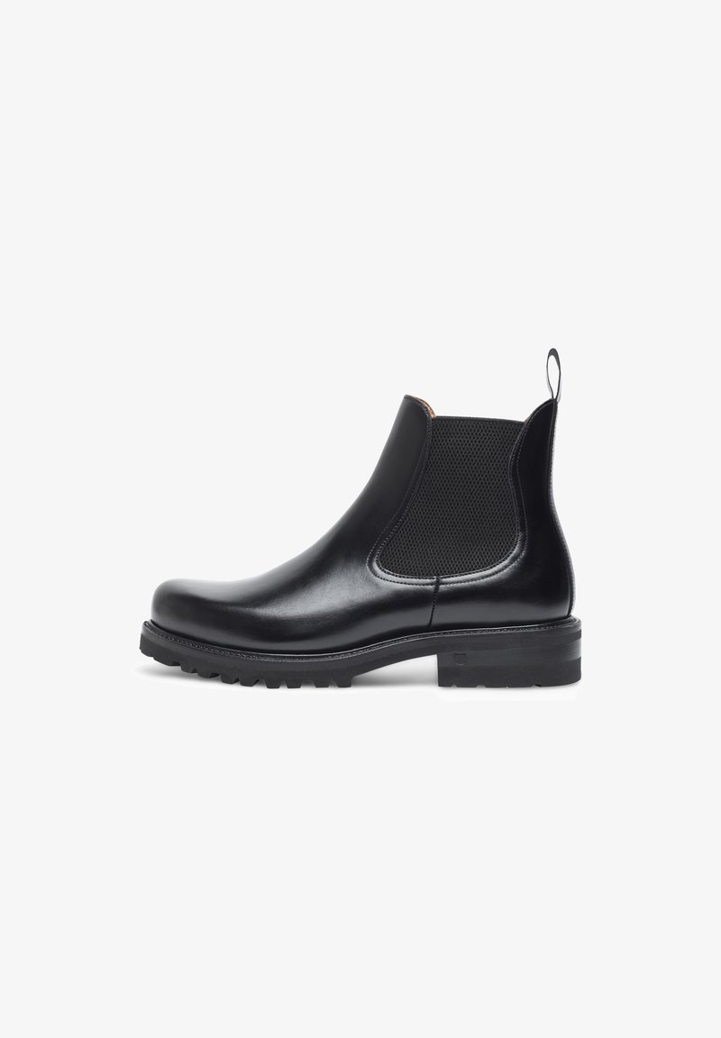 Schwarze Leder Chelsea-Boots mit elastischen Seitenpaneelen, runder Zehenform und strukturiertem Fußbett. Mit Ziehhilfe an der Rückseite für einfaches An- und Ausziehen.