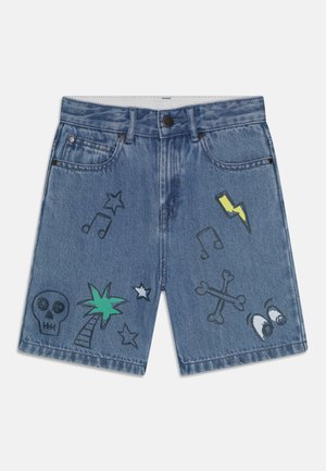Pantalones cortos vaqueros con botón delantero, cremallera, bolsillos, decorados con estampado de calavera, palmera, estrellas, notas musicales, rayo, huesos cruzados y ojos.