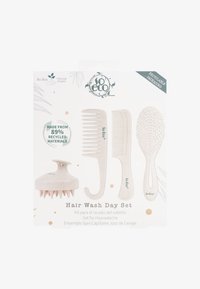 Hårvaskdag-sett med tre kammer og en hodebunnsmasserer, laget av 89 % resirkulerte materialer. Lys beige farge; jevn tekstur.