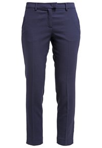 Pantalon bleu marine sur mesure avec passants de ceinture, fermeture éclair devant avec crochet et pli au centre de chaque jambe.