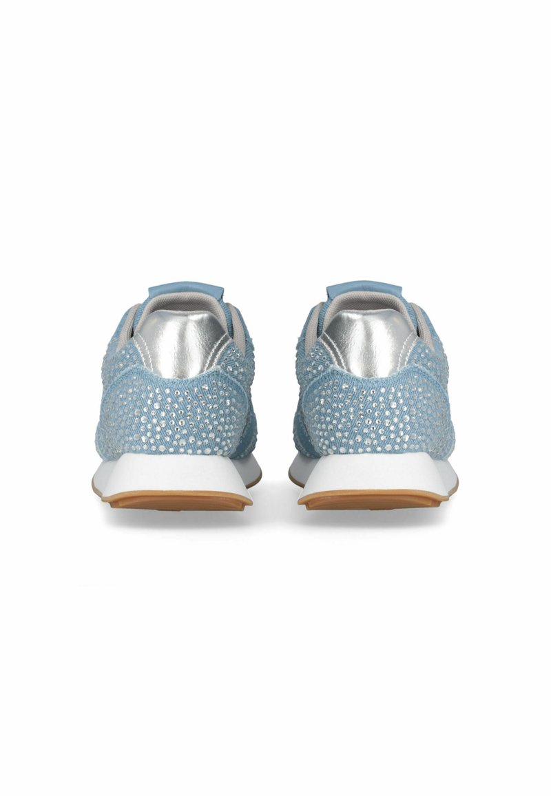 Baskets de sport bleues avec une tige en tissu texturé et des accents argentés, une semelle intermédiaire blanche et une semelle extérieure en caoutchouc brun.