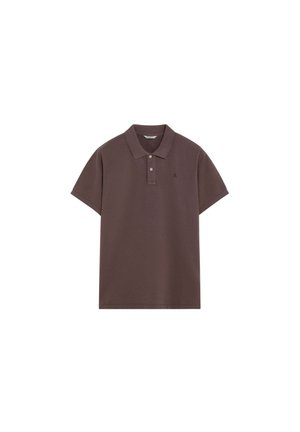 Camisa polo marrón de manga corta con cuello y tapeta de dos botones, diseño sencillo, pequeño logo bordado en el pecho izquierdo.