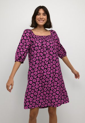 Lila Kleid mit einem floralen Muster in Pink, mit quadratischem Ausschnitt und Puffärmel. Hergestellt aus einem leichten Stoff.