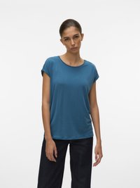 Tricou scurt cu maneci în nuanță de teal, dintr-un material moale, cu guler rotund; asortat cu blugi largi de culoare albastru închis; design minimalist, fără modele vizibile.