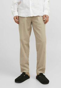 Jack & Jones JPSTACE BREEZE - Pantalones - crockery