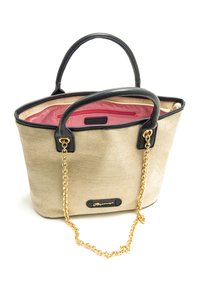 Bolso tote de lona con detalles en cuero negro, cadena dorada y interior con rayas rojas. Cuenta con dos asas y una etiqueta de la marca.