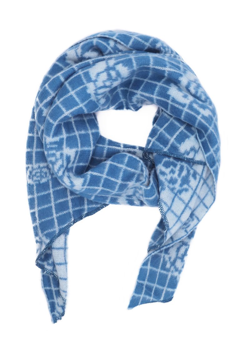 Sciarpa blu con un motivo a griglia e accenti floreali, realizzata in un tessuto morbido e texture, appesa a forma di anello.
