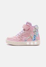 Geox J Skylin Girl – Baskets Fille Respirantes Avec Semelle Caoutchouc & Lacets – Confort Quotidien & Style Moderne