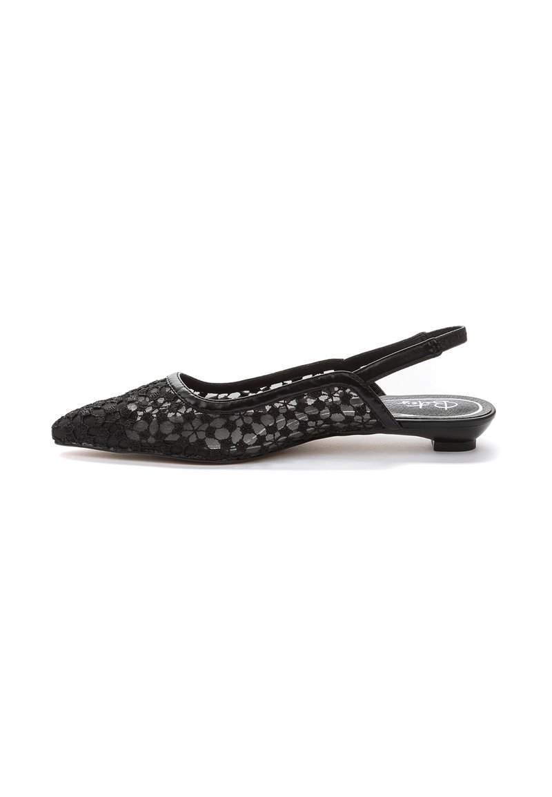 Crne čipkastne slingback balerinke s oštrim nosom, suptilnom petom i otvorenom stražnjom stranom. Materijal ima cvjetni uzorak i glatke akcentne detalje.