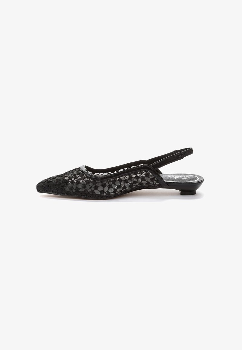 Zapatos planos slingback de encaje negro con punta afilada, un tacón sutil y un talón abierto. El material presenta un patrón floral y acentos suaves.