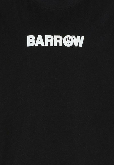Czarny bawełniany t-shirt z wyrazistym białym napisem "BARROW" oraz okrągłą grafiką przypominającą twarz z kłami, umieszczony na środku klatki piersiowej.