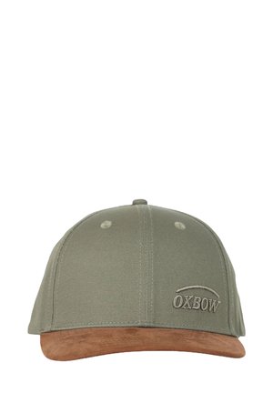 Casquette vert olive avec une visière en daim marron, arborant le logo "OXBOW" brodé à l'avant. Design structuré avec six panneaux.