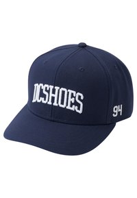 Mørkeblå kasket med hvid "DCSHOES" logo på fronten og nummeret "94" broderet på siden; lavet af struktureret stof.