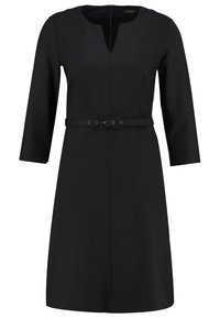 Czarna sukienka o dopasowanej talii, z rękawami o długości trzy czwarte, dekoltem w kształcie litery V oraz paskiem, charakteryzująca się gładką teksturą i minimalnymi detalami.