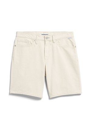 Shorts en denim écru jusqu'aux genoux avec bouton devant, fermeture éclair, passants pour ceinture et cinq poches, étalés à plat sur un fond blanc.