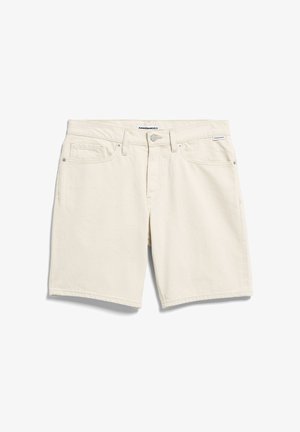 Shorts en denim écru jusqu'aux genoux avec bouton devant, fermeture éclair, passants pour ceinture et cinq poches, étalés à plat sur un fond blanc.