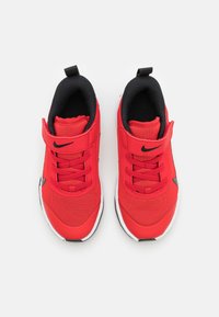 Nike Performance OMNI MULTI COURT UNISEX czerwony