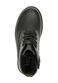 Zwarte leren enkelboot met gestructureerde afwerking, ronde neus, veters en een zijrits; heeft een kleurrijke accent op de hak.