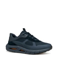 Zapatilla deportiva en color marino con un upper liso y acentos texturizados. Media suela gruesa con detalles en naranja, suela de goma y diseño de cordones.
