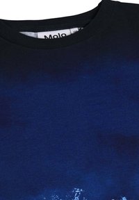 Ciemnoniebieska koszulka z okrągłym dekoltem, o gładkiej fakturze i wzorze gradientowym przechodzącym w jasnoniebieski na dole.