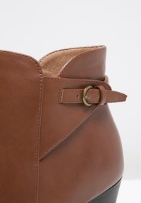 Anna Field Botins de salto alto - cognac
