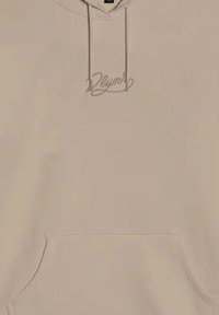 Felpa beige con tasca frontale, cappuccio con cordino e un logo discreto in corsivo sul petto, realizzata in morbido tessuto di cotone.