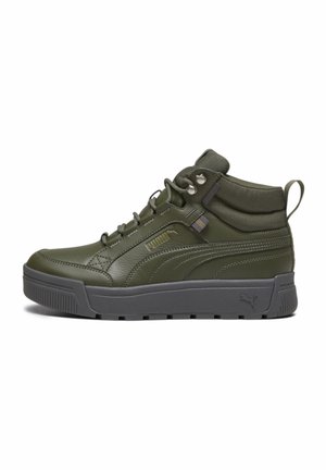 Baskets montantes Puma vert olive avec semelle en caoutchouc grise, fermeture à lacets devant, col rembourré à la cheville et logo de la marque sur le côté et la semelle.