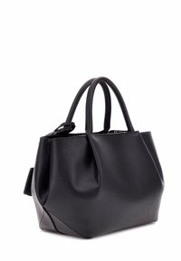 Borsa nera con esterno in pelle strutturata, manici doppi arrotondati e un design spazioso e morbido. Presenta una chiusura superiore con zip.