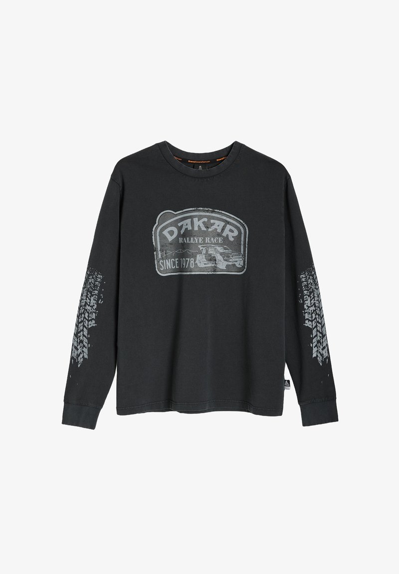 Czarna koszulka z długim rękawem wykonana z bawełny, z grafiką przedstawiającą wyścig Rajdu Dakar na piersi oraz wzorem bieżnika opon na rękawach.