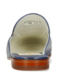 Zapato azul de cuero tipo mocasín con interior blanco, tacón de madera y texto "SCARLETT 2 37 06 22" en el área del tacón.