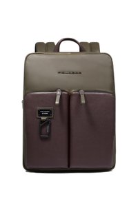 Zaino in pelle marrone e oliva con due tasche frontali, cerniere, spallacci regolabili e una maniglia superiore. Presenta un marchio sulla parte anteriore.