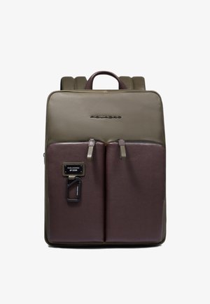 Sac à dos en cuir marron et olive avec deux poches avant, fermetures éclair, bretelles réglables et une poignée supérieure. Présente un logo sur l'avant.