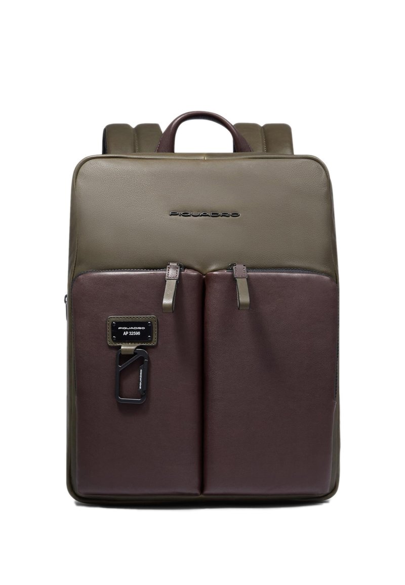 Zaino in pelle marrone e oliva con due tasche frontali, cerniere, spallacci regolabili e una maniglia superiore. Presenta un marchio sulla parte anteriore.