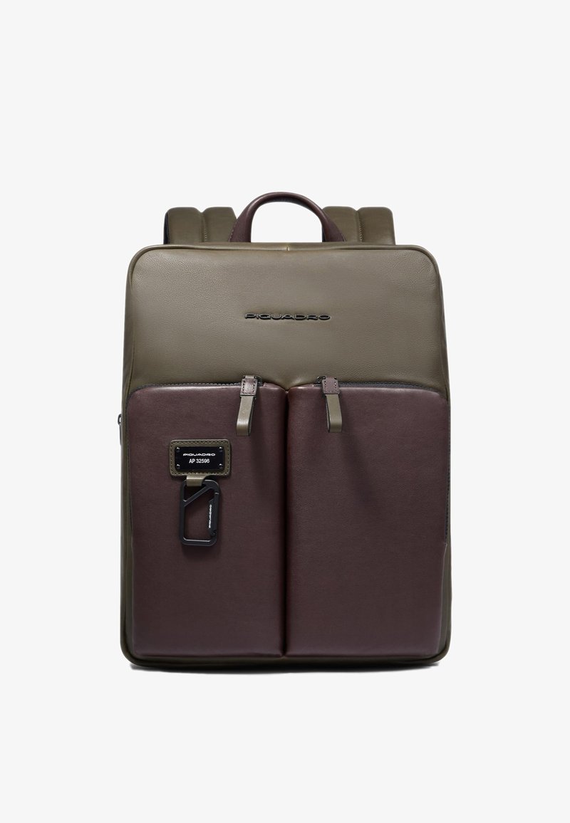 Zaino in pelle marrone e oliva con due tasche frontali, cerniere, spallacci regolabili e una maniglia superiore. Presenta un marchio sulla parte anteriore.