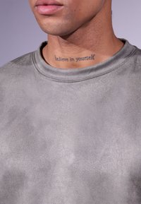 YOURTURN UNISEX - Μπλουζάκι με στάμπα - light grey