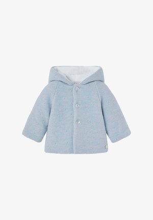 Veste pour bébé tricotée bleu clair avec capuche, présentant un motif texturé, quatre boutons de fermeture et une doublure douce.