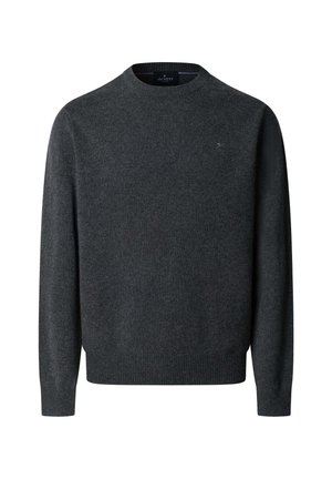 Suéter de punto gris oscuro con cuello redondo, mangas largas y bajo de canalé. Presenta un pequeño logo en el pecho. Textura suave.