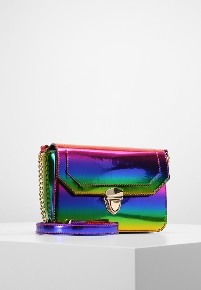 Metallic schillernde Regenbogen-Umhängetasche mit strukturierter Gestaltung, einem geometrischen Überschlag, goldfarbenen Beschlägen und einem abnehmbaren Kettenriemen.