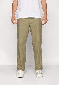 Selected Homme - SLHLOOSE-CASPER PANT - Nohavice - vetiver Miniatúrny obrázok 1