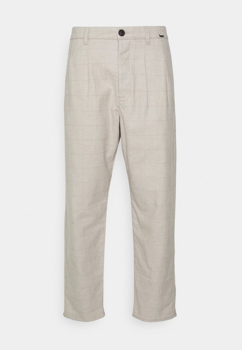 Pantalon beige pour homme avec motif à carreaux subtil, fermeture par boutons, passants pour ceinture et jambes droites sur fond blanc uni.