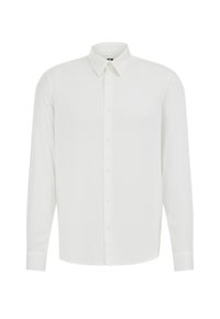 Biela košeľa s dlhým rukávom, s klasickým golierom, hladkou textúrou a jemným leskom, s rovnými krajmi a štandardným zapínaním na gombíky.