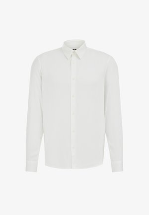 Garā piedurkņu baltā pogas krekls ar klasisku apkakli, gludu tekstūru un smalku mirdzumu, ar taisnu apakšmalu un standarta pogu aizdari.