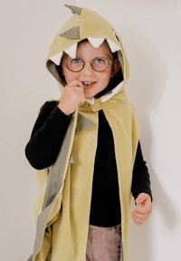 Capa temática de dinosaurio verde con capucha que presenta detalles de dientes y aleta. Tejido suave, mangas largas y diseño con apertura frontal.