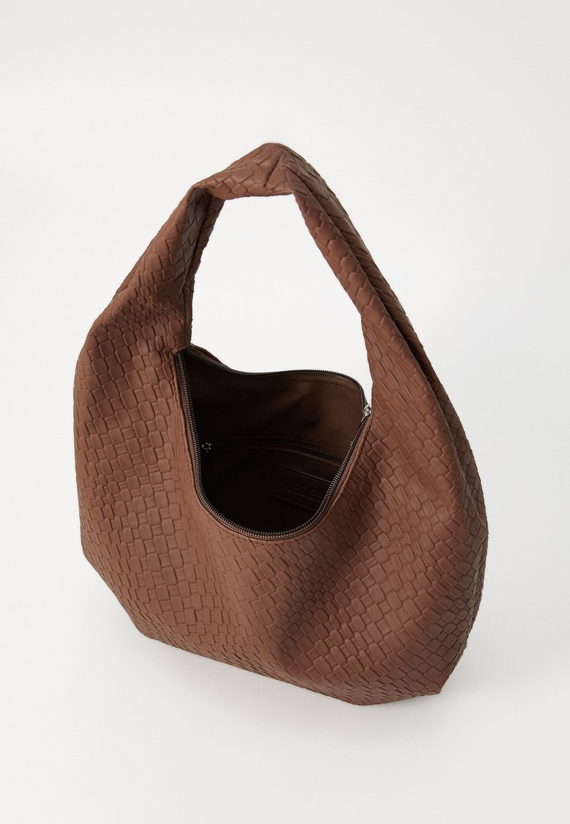 Sac hobo en cuir tressé marron, de forme arrondie, avec une seule bandoulière et une fermeture éclair. L'intérieur est doublé d'un tissu doux.