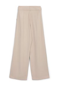 Beige Weitbein-Hosen mit glatter Textur, ausgestattet mit einem Bund und zwei vorderen Falten. Das Design bietet eine entspannte, fließende Silhouette.
