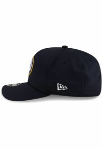 Marineblauer Baseballcap mit gebogenem Schirm, ausgestattet mit einem runden Logo-Patch auf der Vorderseite und einem weißen gestickten Akzent an der Seite.