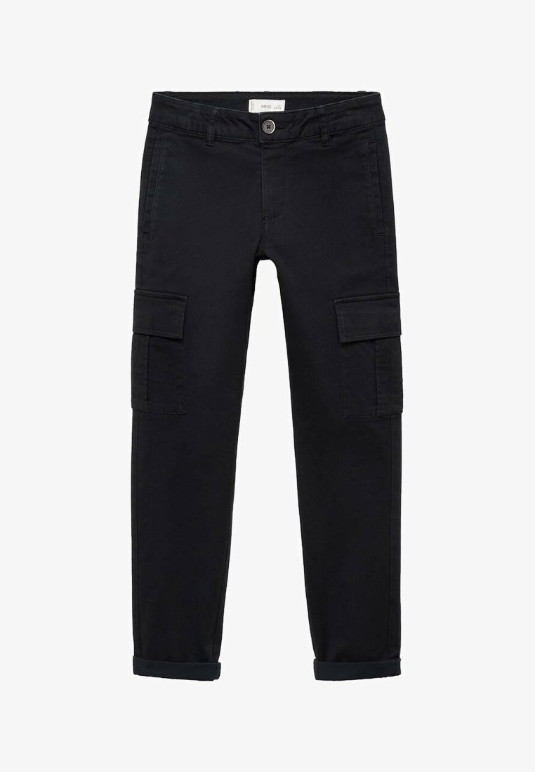 Čierne cargo nohavice so slim fit strihom, ktoré majú dve veľké bočné vrecká, zrolované manžety a zapínanie na gombík, vyrobené z odolnej textílie.