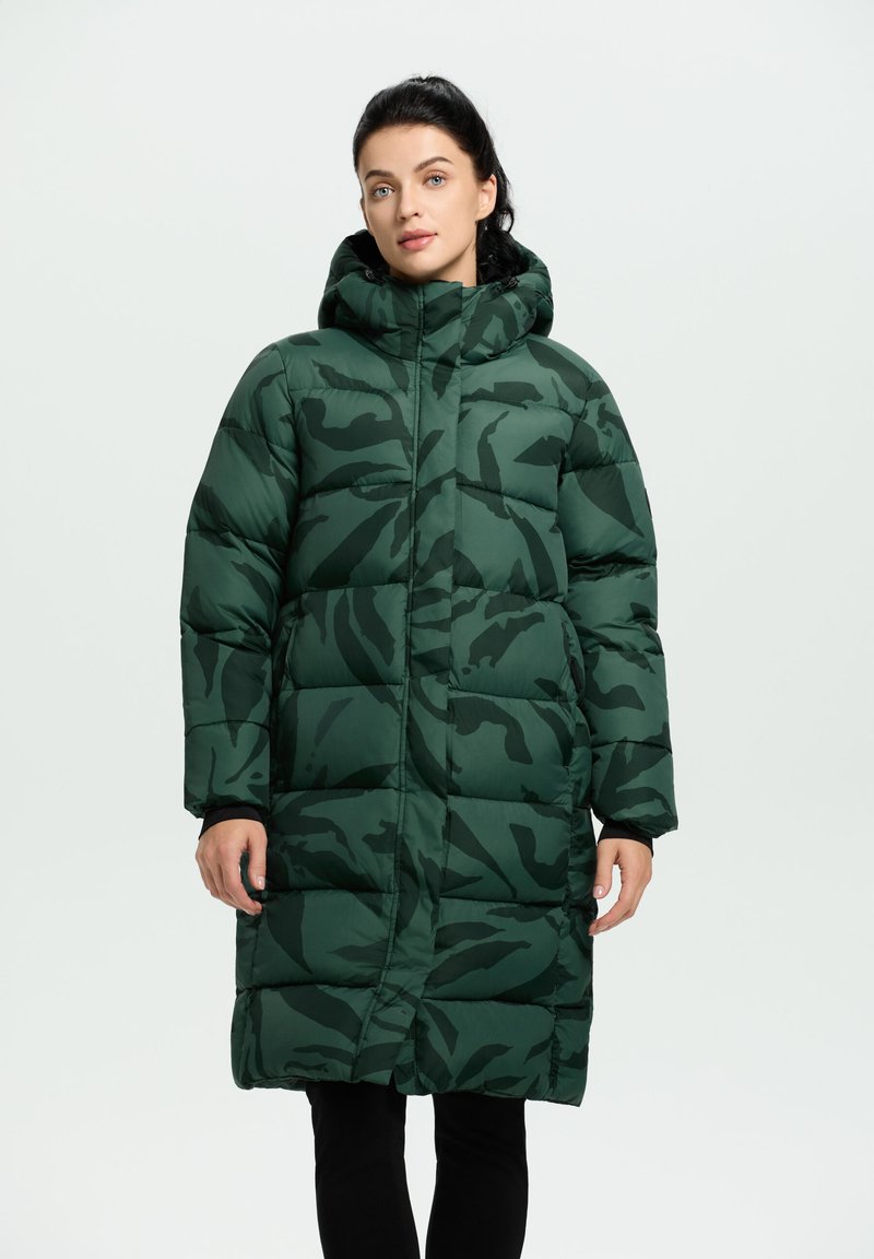 Abrigo largo verde acolchado con capucha, que presenta un patrón de camuflaje oscuro, textura acolchada y cierre frontal con cremallera.